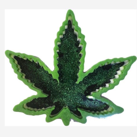 "Made By Vickie" Leaf Ashtray With Matching Tobacco Grinder Green Glitter Resin - Picture 2 of 6